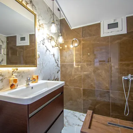 Apartment Harbour With Free Gym Services By 